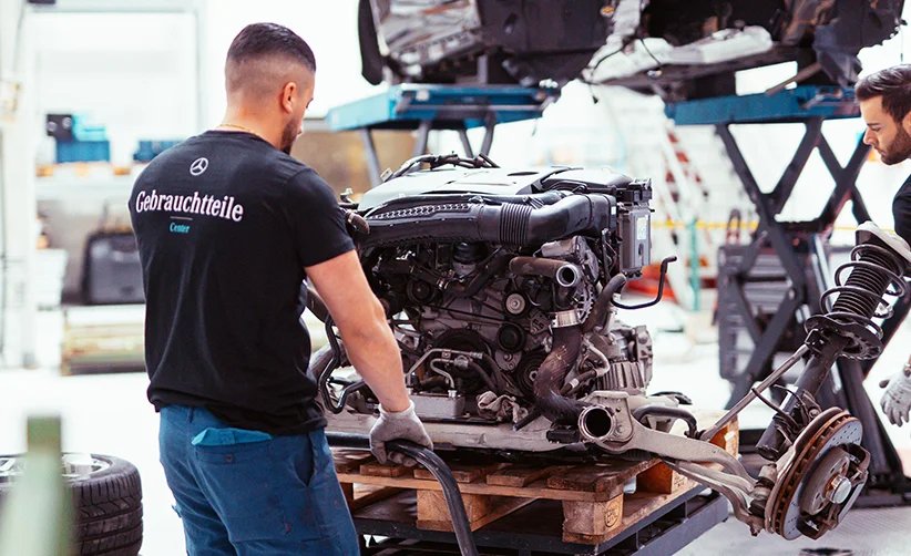 Meccanici specializzati durante revisione motore auto usato — RicambiMotoriUsati officina Rimini