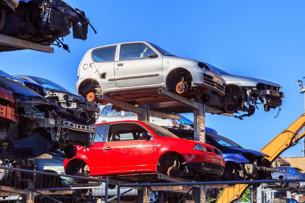 Piazzale autodemolizione RicambiMotoriUsati Rimini — veicoli da demolizione per ricambi auto usati garantiti
